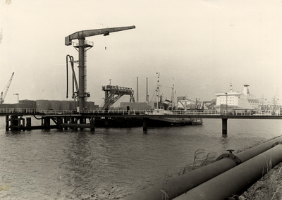 26703 De Buitenhaven van Vlissingen met rechts op de foto het grote schip van de Olau Line, van de veerdienst ...