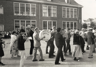 26721 Festiviteiten op het schoolplein van de Frans Naereboutschool op de Grote Markt, t.g.v. het 100-jarig bestaan van ...
