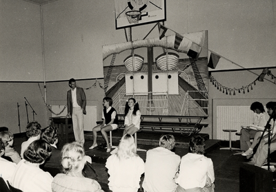 26722 Festiviteiten in de gymnastiekzaal van de Frans Naereboutschool op de Grote Markt, t.g.v. het 100-jarig bestaan ...