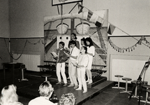 26723 Festiviteiten in de gymnastiekzaal van de Frans Naereboutschool op de Grote Markt, t.g.v. het 100-jarig bestaan ...