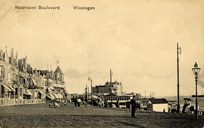 26820 'Noordzee Boulevard. Vlissingen'. Boulevard Evertsen en -Bankert (achtergrond)