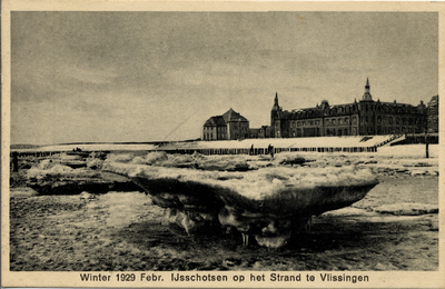 26840 'Winter 1929 Febr. IJsschotsen op het Strand te Vlissingen'. Op de achtergrond Grand Hotel Britannia op Boulevard ...