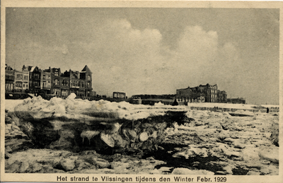 26841 'Het strand te Vlissingen tijdens den Winter Febr. 1929'. Op de achtergrond Boulevard Evertsen (links) en ...