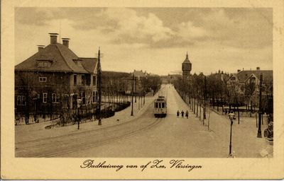 26947 'Badhuisweg van af Zee, Vlissingen'. De Badhuisstraat met tram gezien vanaf de Leeuwentrap. Links ziet men huize Ophir