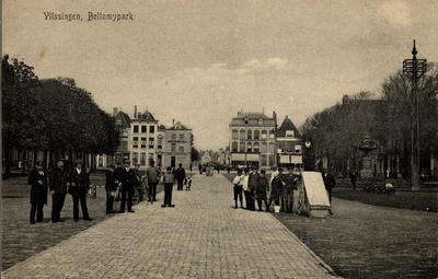 26953 'Vlissingen, Bellamypark' Op de achtergrond de noordzijde van het Bellamypark, o.a. de panden van boekbinderij, ...