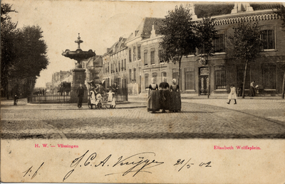 26959 'Vlissingen. Elisabeth Wolffsplein.' Het Betje Wolffplein met fontein en op de achtergrond de Badhuisstraat