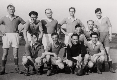 26965 Voetbalelftal van de P.T.T. (later G.P.C). Op de bovenste rij van l. naar r.: Rinus Hintzen, Leo op 't Hof, Piet ...