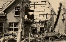 26966 Tweede Wereldoorlog. Op 11 mei 1940 stort een Frans vliegtuig op het dak van een huis in de Verkuijl ...
