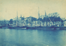 27189 De Dokhaven met twee loodskotters. Op de achtergrond de Dokkade, met het Admiraalshuis, Dokkade L120 (links). ...