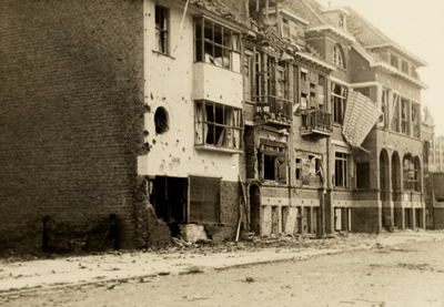 27240 Tweede Wereldoorlog. Verwoeste panden op Boulevard Evertsen, kort na de capitulatie van de Duitsers. Uiterst ...