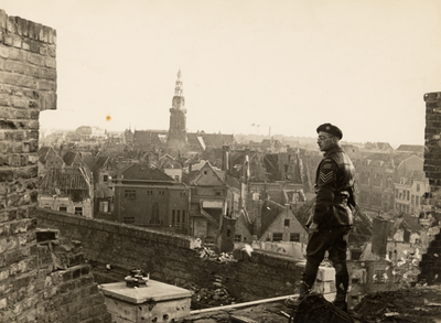 27241 Luchtfoto van Vlissingen. De verwoeste binnenstad gezien vanaf de gevangentoren op Boulevard de Ruyter