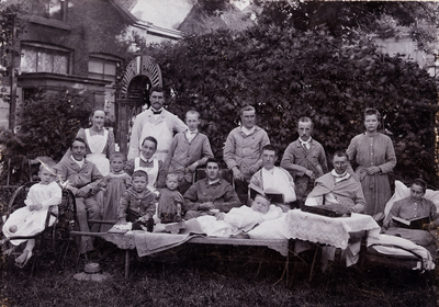 27285 Verplegers en verpleegden in de tuin van het Gasthuis te Vlissingen.
