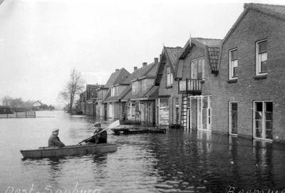 27659 Tweede Wereldoorlog. De Bermweg in Oost-Souburg na de inundatie van Walcheren in oktober 1944