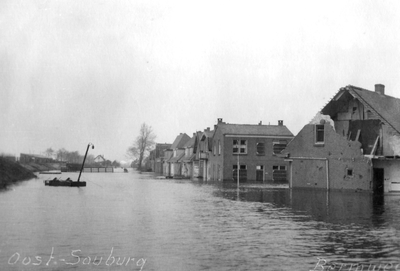 27660 Tweede Wereldoorlog. De Bermweg in Oost-Souburg na de inundatie van Walcheren in oktober 1944