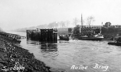 27684 Tweede Wereldoorlog. Het Kanaal door Walcheren met de vernielde brug bij Souburg