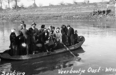 27686 Tweede Wereldoorlog. Veerbootje over het Kanaal door Walcheren bij Souburg na verwoesting van de brug