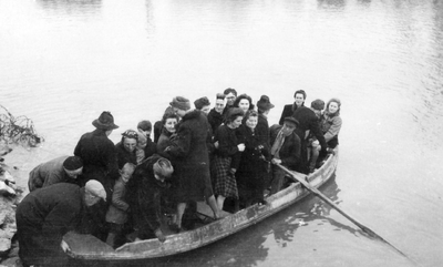 27687 Tweede Wereldoorlog. Veerbootje over het Kanaal door Walcheren na verwoesting van de brug bij Souburg
