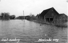 27719 Tweede Wereldoorlog. De Abeelseweg-oost bij Grote Abeele na de inundatie van Walcheren in oktober 1944