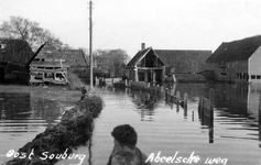 27720 Tweede Wereldoorlog. De Abeelseweg-oost bij Grote Abeele na de inundatie van Walcheren in oktober 1944