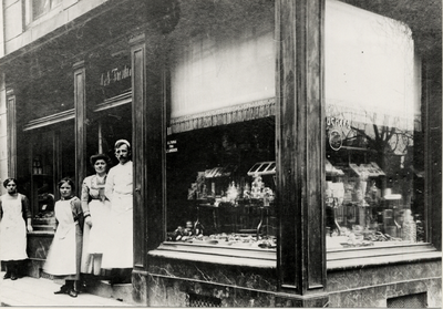 27785 De bakkerswinkel van A. Franken, Kerkstraat 11. In de deuropening staan bakker Andreas Ludovicus Franken, geb. 2 ...