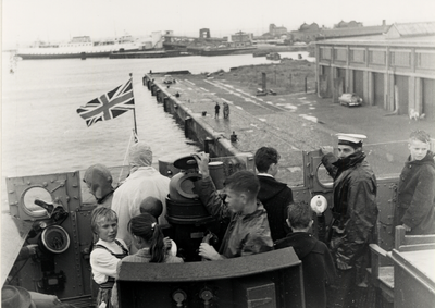 27829 Open dag op de Engelse torpedobootjager H.M.S. Brocklesby (L42) afgemeerd aan de Handelskade in de Buitenhaven ...