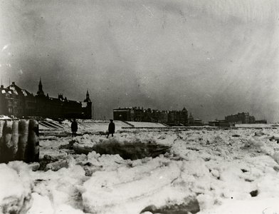 27956 Boulevard Evertsen en het strand tijdens de strenge winter van 1929