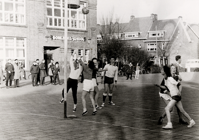 27967 Micro-korfbalwedstrijd op het plein van de Bonedijkeschool.