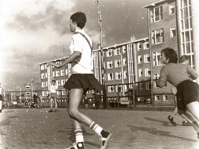 27969 Micro-korfbalwedstrijd op het plein aan de Bloemenlaan.