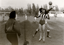 27998 Spelmoment uit de damesvoetbalwedstrijd Vlissingen - Midddelburg. Gehouden t.g.v. de stedenontmoeting tussen ...