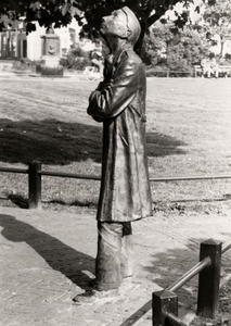 28037 'Mens en weer', bronzen beeld van de Vlissingse beeldend kunstenaar Herman Bisschop, ook wel 'Sammy' genoemd