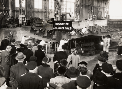 28069 Kon. Mij. de Schelde, kiellegging van de onderzeebootjager 'Limburg' op 28 nov. 1953.Bouwnummer 271, bouwjaar 1953.