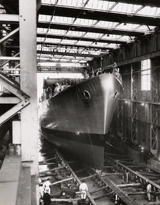 28070 Kon. Mij. De Schelde, bouwnummer 271. Tewaterlating onderzeebootjager Limburg door HKH prinses Beatrix vergezeld ...