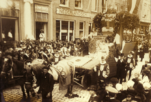 28073 De Landbouwtentoonstelling te Vlissingen.  Praalwagen op de Nieuwendijk van de Vlissingse Oranjebond, genaamd ...