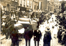 28079 De Landbouwtentoonstelling te Vlissingen.  Op de Nieuwendijk ziet men de praalwagen van de Walstraat. De wagen ...