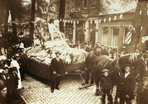 28083 De Landbouwtentoonstelling te Vlissingen. In de Wilhelminastraat ziet men de wagen 'Klip in Zee', voorstellende ...