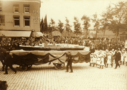 28086 De Landbouwtentoonstelling te Vlissingen. Op het Bellamypark ziet men de wagen 'Maatschappij Zeeland boot varende ...