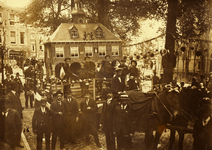 28087 De Landbouwtentoonstelling te Vlissingen. In de Wilhelminastraat bij de Stenenbeer ziet men de wagen 'Het Oude ...