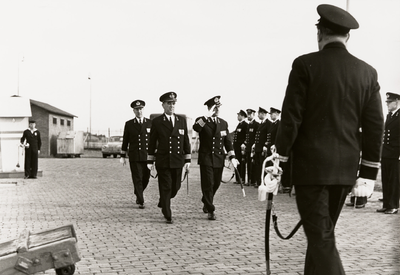 28099 Commandowisseling op het marineterrein te Vlissingen. Kapitein-ter-zee F. Bruijn draagt het commando over het ...