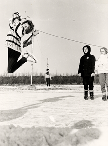 28105 Kunstrijdster op de schaats en lid van de Vlissingse ijsclub, Ineke Vreke uit Domburg (12 jaar) op de ijsbaan aan ...