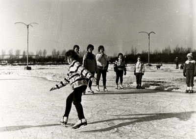 28106 Kunstrijdster op de schaats en lid van de Vlissingse ijsclub, Ineke Vreke uit Domburg (12 jaar) op de ijsbaan aan ...