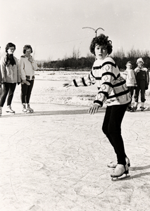 28107 Kunstrijdster op de schaats en lid van de Vlissingse ijsclub, Ineke Vreke uit Domburg (12 jaar) op de ijsbaan aan ...