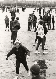 28108 Schaatsplezier op de ijsbaan aan de Keersluis tijdens de strenge winter van 1963.