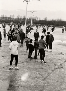 28109 Schaatsplezier op de ijsbaan aan de Keersluis tijdens de strenge winter van 1963.