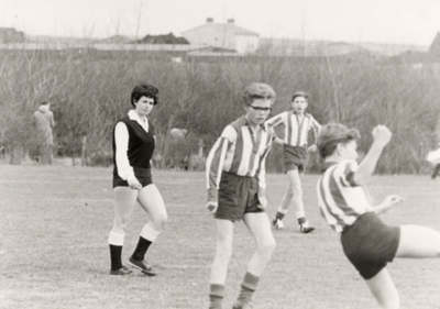 28117 Eerste vrouwelijke leiding in Zeeland bij voetbalwedstrijden. In maart 1963 hebben Jo Pouwelse en Ria Hoogesteger ...