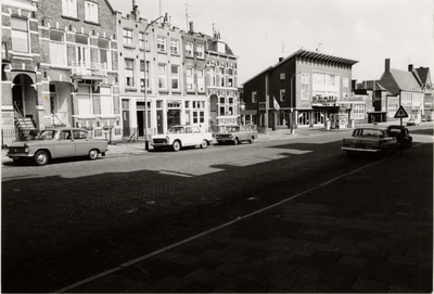 28124 De Coosje Buskenstraat met garage Centrum (gesloopt in 1976) en rechts daarvan de voormalige U.L.O. scholen ...