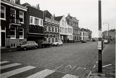 28126 De panden links tot de ingang van de Noordstraat zijn gesloopt in 1991, aanvang nieuwbouw sept. 1992. De panden ...