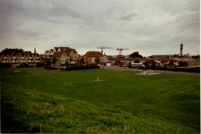 28135 Vanaf de Eilanddijk gezicht op de Commandoweg. Op het grasveld staan het Landingsmonument en het gedenkteken van ...