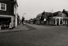 28139 De Clijverstraat gezien vanuit de Hobeinstraat. Rechts de tabakswinkel van Jo Malgo, Hobeinstraat 24, vanaf ca. ...