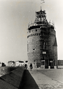 28148 Restauratie van de Gevangentoren door de firma D.M. Geuze & zn. uit Middelburg. Na het bereiken van het hoogste ...
