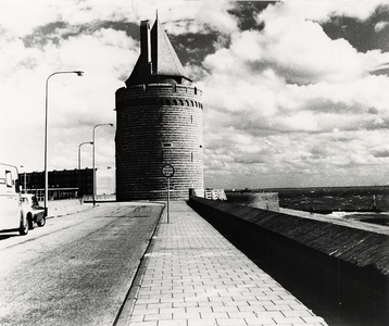 28149 De Westpoort of Gevangentoren op Boulevard de Ruyter, gerestaureerd aan de buitenkant.